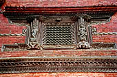 Kathmandu - Durbar Square. Hanuman Dhoka: Nasal Chowk. Detail of the carved wooden windows. 