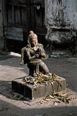 Pashupatinath Temple (Deopatan) - the southernmost courtyard of the complex. Statue of Garuda.