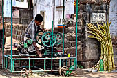 Orissa - Bhubaneswar, crushing the sugar cane.