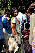 Orissa - Bhubaneswar, pilgrims, mendicants and colourful stalls near Lingaraja.