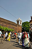 Orissa - Bhubaneswar, pilgrims, mendicants and colourful stalls near Lingaraja.