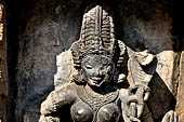 Hirapur - the Sixtyfour Yoginis Temple, detail of the head of Yogini n 47 (clockwise) with a mukuta.