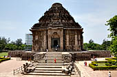 Orissa - Konarak - The Sun Temple. The Jagamohan with its impressive pyramidal roof. 