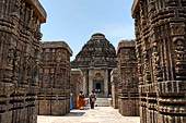 Orissa - Konarak - The Sun Temple, the hall of offerings (bhoga mandapa) also called nata-mandir (hall of dancers) because of the multitude of carvings of musicians and dancers 