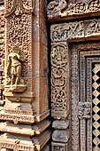 Orissa - Bhubaneshwar. Mukteswara temple, the large latticed window on the side of the jagmohana with all around figurines of lice-picking monkeys. 