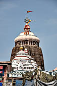 Orissa - Puri. Jagannatha Temple. The deul and the white plastered piramidal roofs of the jagamohana and of the nata and bogha-mandapa.  