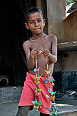 Orissa - Raghurajpur. Street seller. 