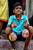 Orissa - Raghurajpur. Street seller. 