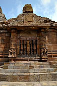 Orissa - Bhubaneswar. Rajarani temple, lateral window of the jagamohana.