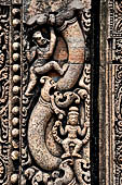 Udayagiri - Monastery n1. Decoration detail of the richly carved doorframe of the sanctum. Climbing acrobats. 