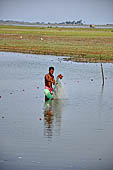 Orissa - fishermen seen along the road to Chilika. 