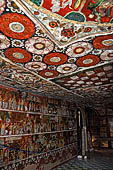 Mulkirigala cave temples - The second cave of the first terrace contains beautiful Kandyan-style paintings of Jataka stories 