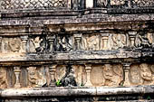 Polonnaruwa - the Vatadage. Decoration of the wall with friezes of lions and dwarfs.