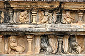 Polonnaruwa - the Vatadage. Decoration of the wall with friezes of lions and dwarfs.