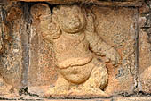 Polonnaruwa - the Vatadage. Decoration of the wall: frieze of dwarf.