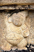 Polonnaruwa - the Vatadage. Decoration of the wall: frieze of dwarf.