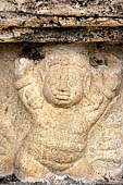 Polonnaruwa - the Vatadage. Decoration of the wall: frieze of dwarf.