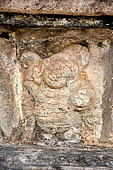 Polonnaruwa - the Vatadage. Decoration of the wall: frieze of dwarf. 