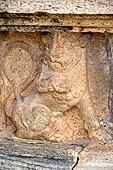 Polonnaruwa - the Vatadage. Decoration of the wall: frieze of lion. 