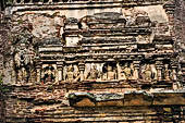 Polonnaruwa - The Lankatilaka.  Architectonic details of the wall decoration. 