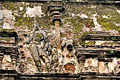 Polonnaruwa - The Lankatilaka.  Architectonic details of the wall decoration. 