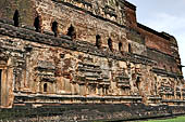 Polonnaruwa - The Lankatilaka.  Architectonic details of the wall decoration. 