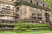 Polonnaruwa - The Lankatilaka.  Architectonic details of the wall decoration. 