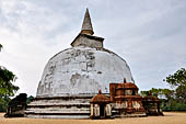 Polonnaruwa - The area of the Alahana Pirivena (Monastery of the Cremation Grounds). The Kiri Vihara. 