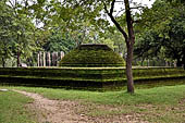 Polonnaruwa - The area of the Alahana Pirivena (Monastery of the Cremation Grounds). Crematory Stupa. 