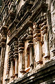 Polonnaruwa - The Thuparama in the Quadrangle. Architectonic details of the wall decoration. 