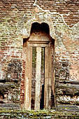 Polonnaruwa - The Lankatilaka.  Architectonic details of the wall decoration. 