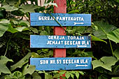 Hike up to Batutumonga north of Rantepao - road signs