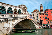 Venezia, ponte di Rialto e riva del Ferro.