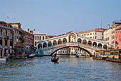 Venezia, Ponte di Rialto visto dalla Riva del Carbon