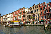 Venezia, Canal Grande. Riva del Carbon e palazzo Bembo.