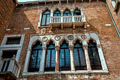 Venezia, Ca d'Oro, la corte scoperta, dettaglio della facciata. 