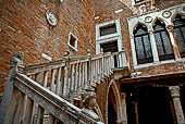 Venezia, Ca d'Oro, la corte scoperta, dettaglio della scala. 