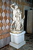 Venezia, Ca d'Oro, statua di Chirone che insegna a suonare la cetra ad un giovane Achille (XIX sec) nel portico che circonda la corte scoperta. 