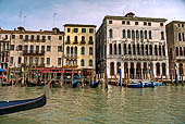 Venezia, Ca' Loredan (veneto-bizantino, XIII sec) sul Canal Grande dalla Riva del Vin.