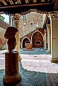 Venezia, Ca d'Oro. La corte scoperta vista attraverso il portico che la circonda.