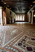 Venezia, Ca d'Oro. Il lato del portico che si affaccia sul Canal Grande, pavimentazione a mosaico.