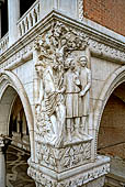 Venezia, Palazzo Ducale. Altorilievo dell'Ebbrezza di No, all'angolo fra la facciata sul mare e la facciata sul rio di Palazzo.