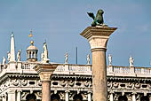 Venezia, Piazza S. Marco. le colonne con il leone di San Marco e la statua di S Todaro, sullo sfondo si intravede la libreria Marciana.