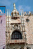 Venezia, palazzo ducale. il balcone centrale della Sala del Maggior Consiglio al centro della facciata sul molo.