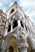 Venezia, Palazzo Ducale. Altorilievo del Giudizio di Salomone sull'angolo verso la Porta della Carta.