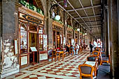 Venezia, Piazza S. Marco. Sotto i portici delle Procuratie Nuove il settecentesco Caff Fiorian.