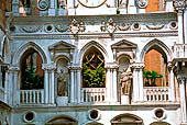 Venezia, Palazzo Ducale. Lato nord del cortile, dettaglio della facciata dell'orologio. 