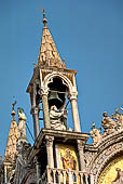 Venezia, Basilica di S. Marco. Edicola del coronamento gotico dell'ordine superiore della facciata principale con l'Arcangelo Gabriele nella Annunciazione (XIV sec) 