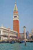 Venezia, piazza S Marco dal Bacino di S Marco. Il campanile e la libreria.