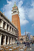 Venezia, Piazza S. Marco, libreria Marciana, la facciata sulla Piazzetta e il campanile di San Marco.